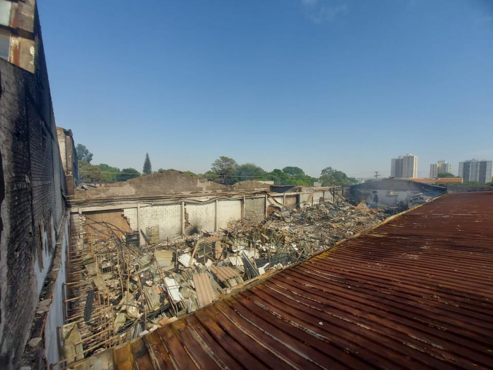 Foto 8 de 10 — Incêndio em antiga autopeças de Araraquara destruiu 1.000 m²; Defesa Civil interditou a área